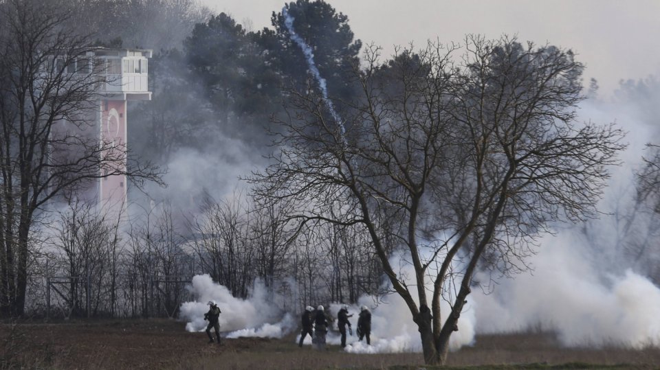Řecká i turecká armáda používají proti migrantům slzný plyn